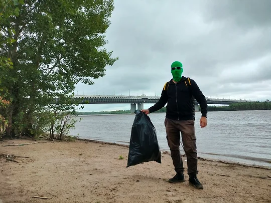 Экоактивист Чистомэн собрал 16 мешков мусора на берегу Дона в Ростове-на-Дону