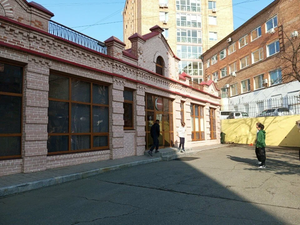 Прокуратура требует временно запретить эксплуатацию здания школы «Priority Middle» во Владивостоке
