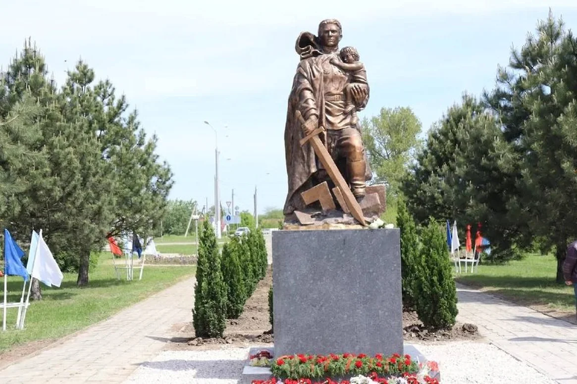 1 день до 80-летия Победы: в станице Полтавской на Кубани открыли монумент Советскому солдату